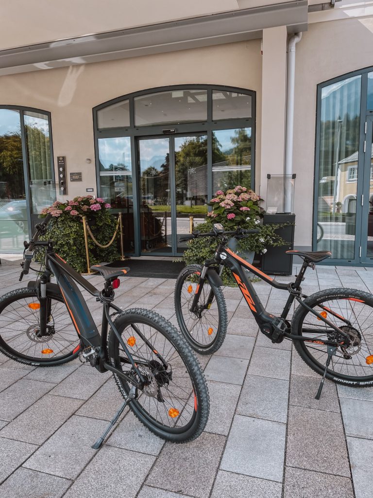 E-Bikes vor dem Hotel Edelweiss Berchtesgaden