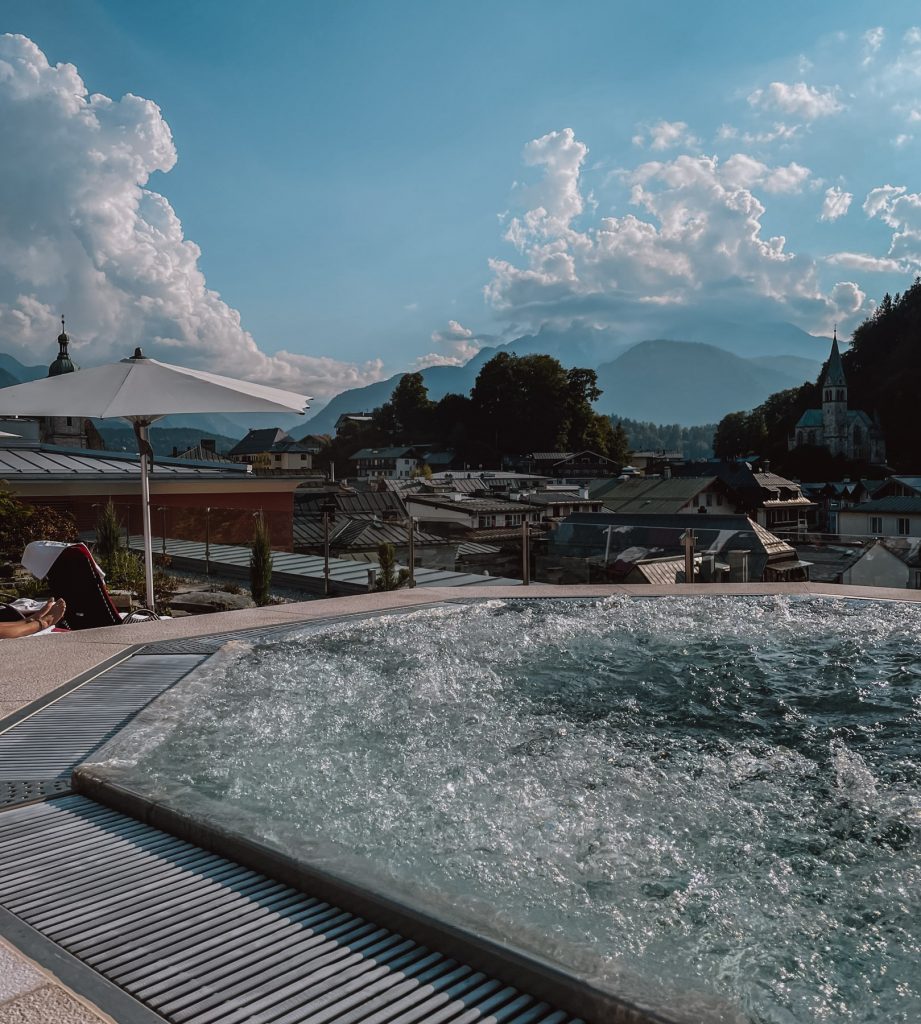 Whirlpool mit Ausblick im Hotel Edelweiss Berchtesgaden