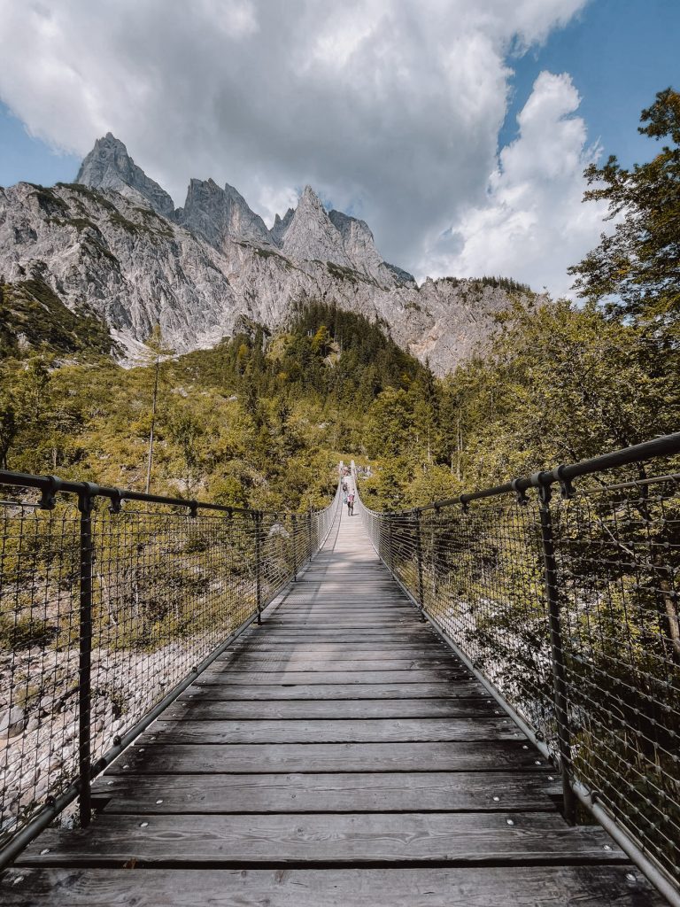 Blick von der Hängebrücke im Nationalpark Berchtesgaden auf die umliegenden Berge